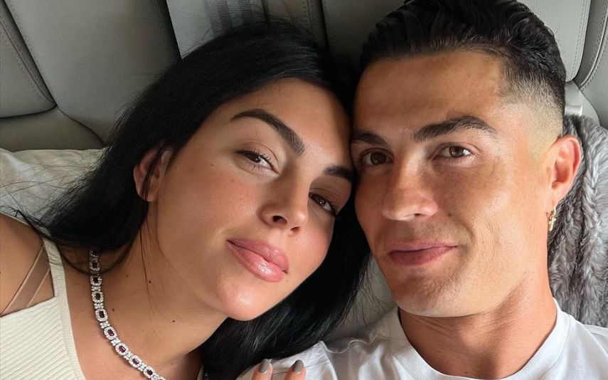 Georgina Rodríguez mostrou-se a levar injeções na cabeça. A namorada de Cristiano Ronaldo recorreu à clínica de tratamentos capilares da qual o craque é acionista.