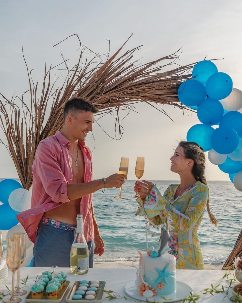 João Palhinha e Patrícia Palhares vão ser pais pela primeira vez em breve. Nas Maldivas, numa festa na praia anunciaram o sexo do bebé! Veja as fotos.