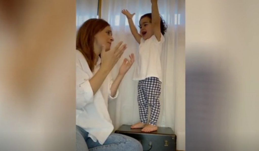 Sara Prata partilhou um vídeo amoroso da filha Amélia, de dois anos a cantar o tema Gaivota, dos The Gift e deixou internet derretida.