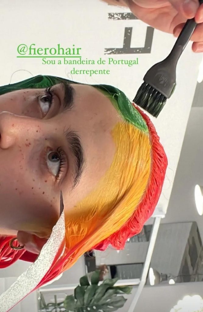 Marie mudou de look. A ex-concorrente do Big Brother Famosos pintou o cabelo de vermelho, verde e amarelo e está a somar elogios.