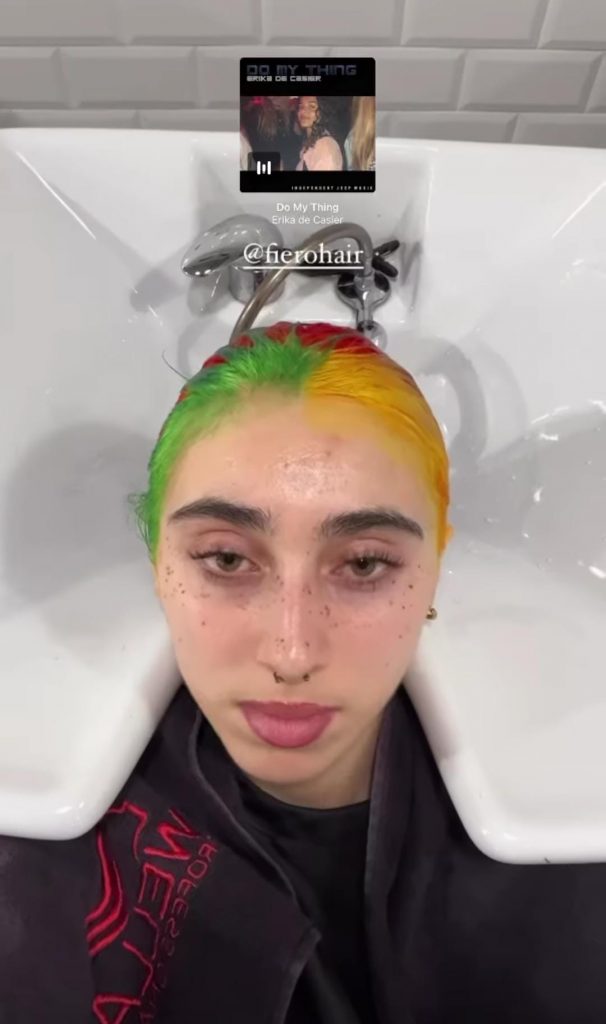 Marie mudou de look. A ex-concorrente do Big Brother Famosos pintou o cabelo de vermelho, verde e amarelo e está a somar elogios.