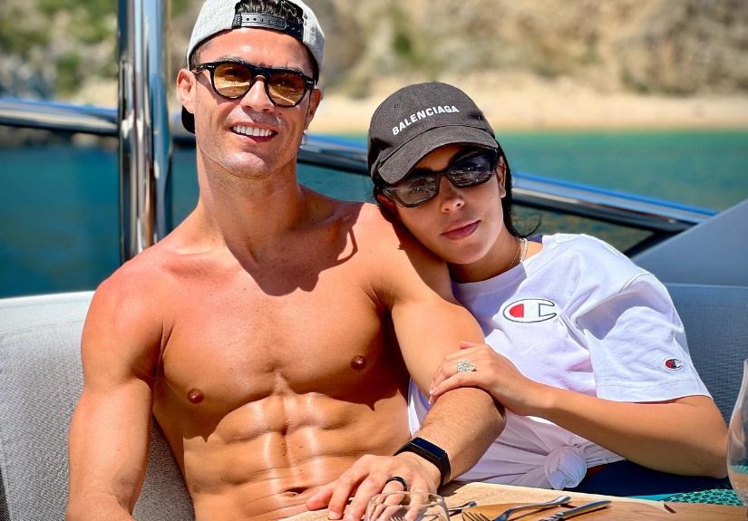 Na reta final das férias, Cristiano Ronaldo e Georgina Rodríguez fizeram uma saída a dois em Ibiza e trocaram vários carinhos.