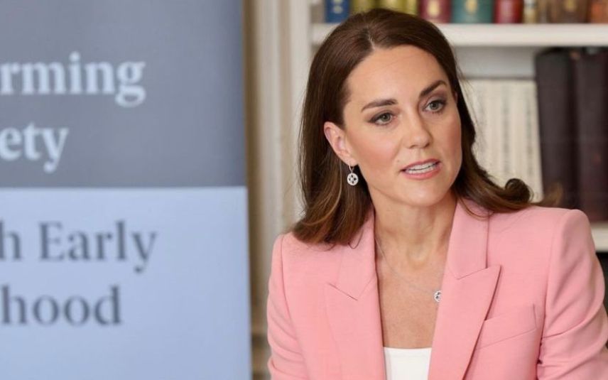 Kate Middleton escolheu um fato cor de rosa muito excutivo, mas ao mesmo tempo descontraído. O look da duquesa é tendência neste verão.