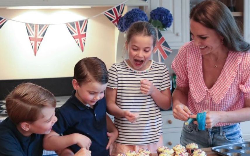Kate Middleton derreteu os fãs  com um vídeo especial em que se mostra a fazer bolos com os filhos George, Charlotte e Louis.