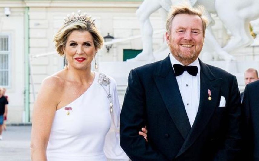 A rainha Maxima da Holanda usou um vestido branco comprido digno de noiva num jantar de gala na Áustria. Veja as fotos.