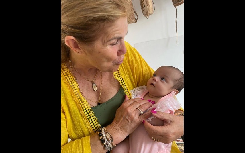 Dolores Aveiro partilhou a primeira fotografia com a filha mais nova de Cristiano Ronaldo nos braços. A imagem está a encantar os fãs! Ora veja