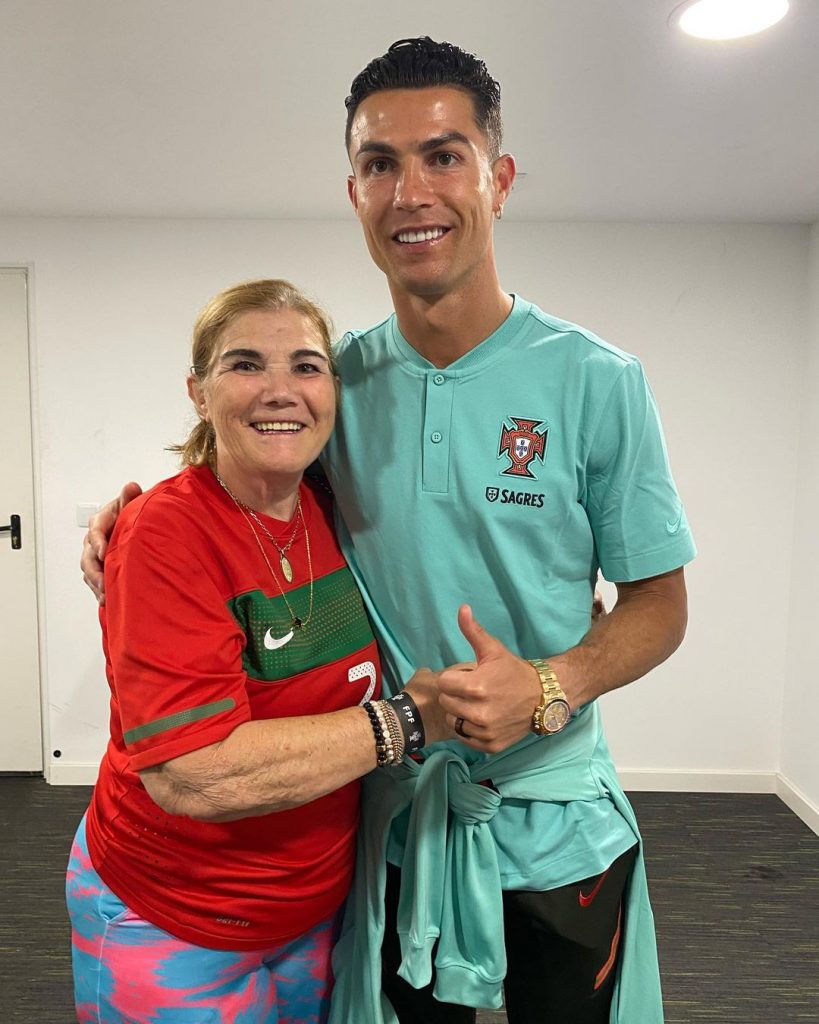 Dolores Aveiro estava a apoiar a Seleção Portuguesa quando conheceu Bruna Gomes! A mãe de Cristiano Ronaldo não escondeu o entusiasmo: "Uma querida"
