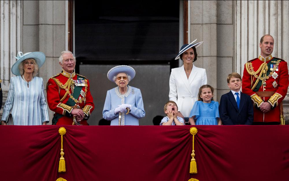 Isabel II e a família real no primeiro dia de comemorações do Jubileu de Platina