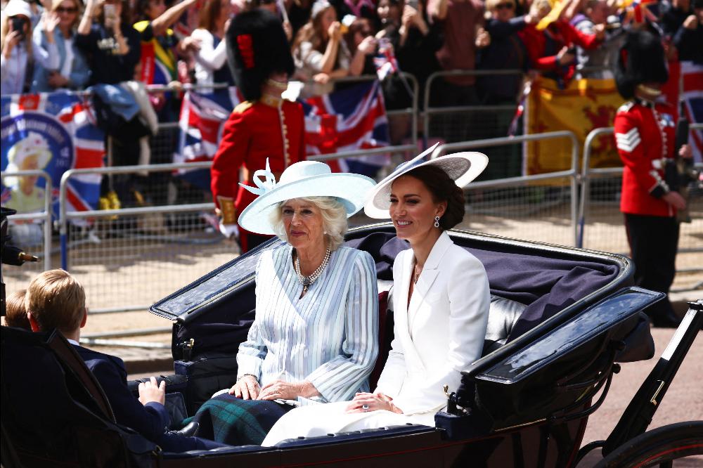 Camilla e Kate partilharam a mesma carruagem no desfile militar que marca o arranque das comemorações do Jubileu de Platina de Isabel II