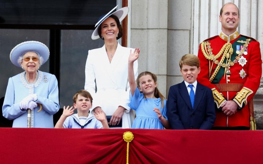 Momento histórico! Rainha Isabel II é apoiada pela família no primeiro dia do Jubileu