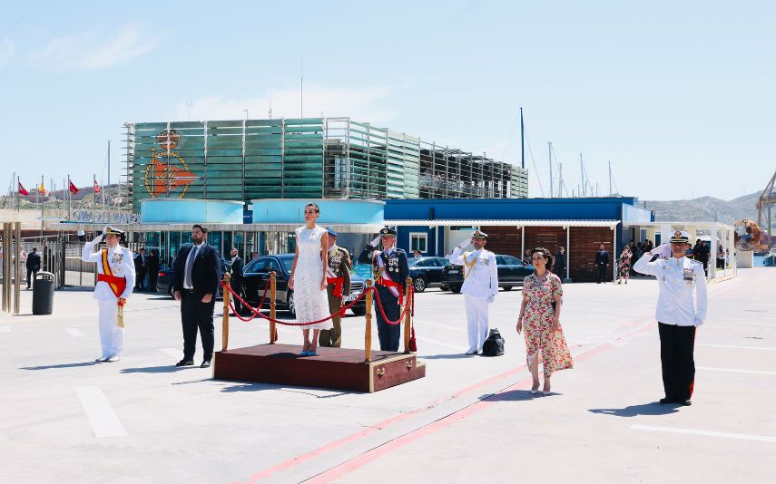 A rainha Letizia retomou a sua agenda oficial em Espanha e decidiu usar um look veranil que deixou a imprensa internacional rendida.