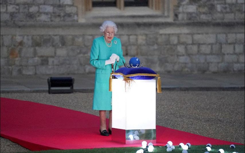 O momento em que a rainha Isabel II acendeu a tocha do Jubileu