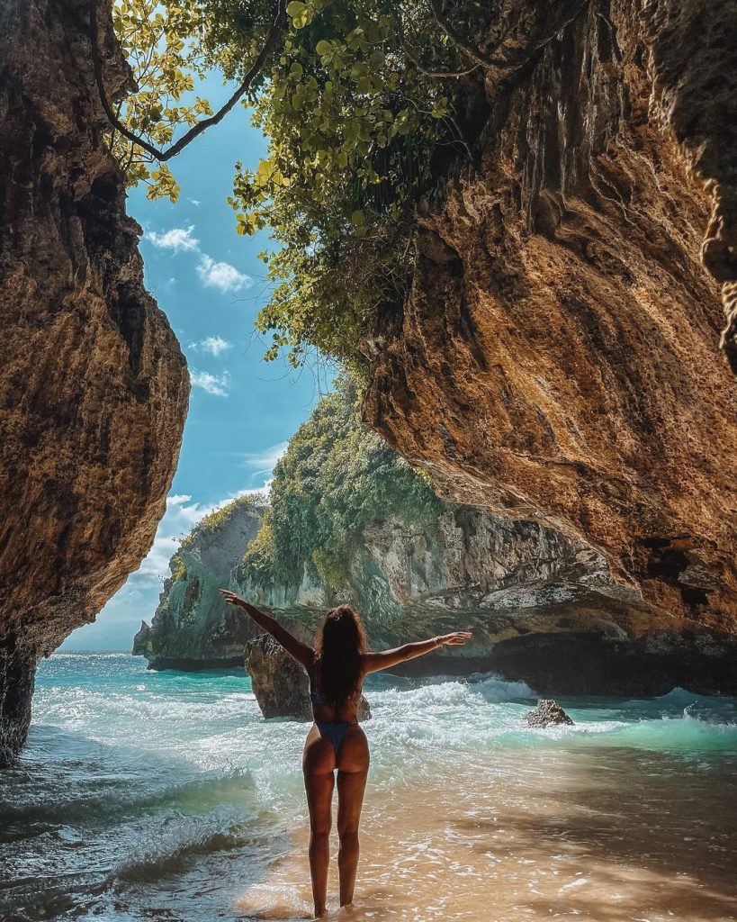 Sofia Ribeiro está de férias em Bali. A atriz tem partilhado fotografias de cortar a respiração... pelas paisagens e pela sua forma física!