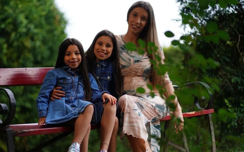 Sónia Jesus esforça-se para dar uma vida normal às filhas, Maiara e Naísa