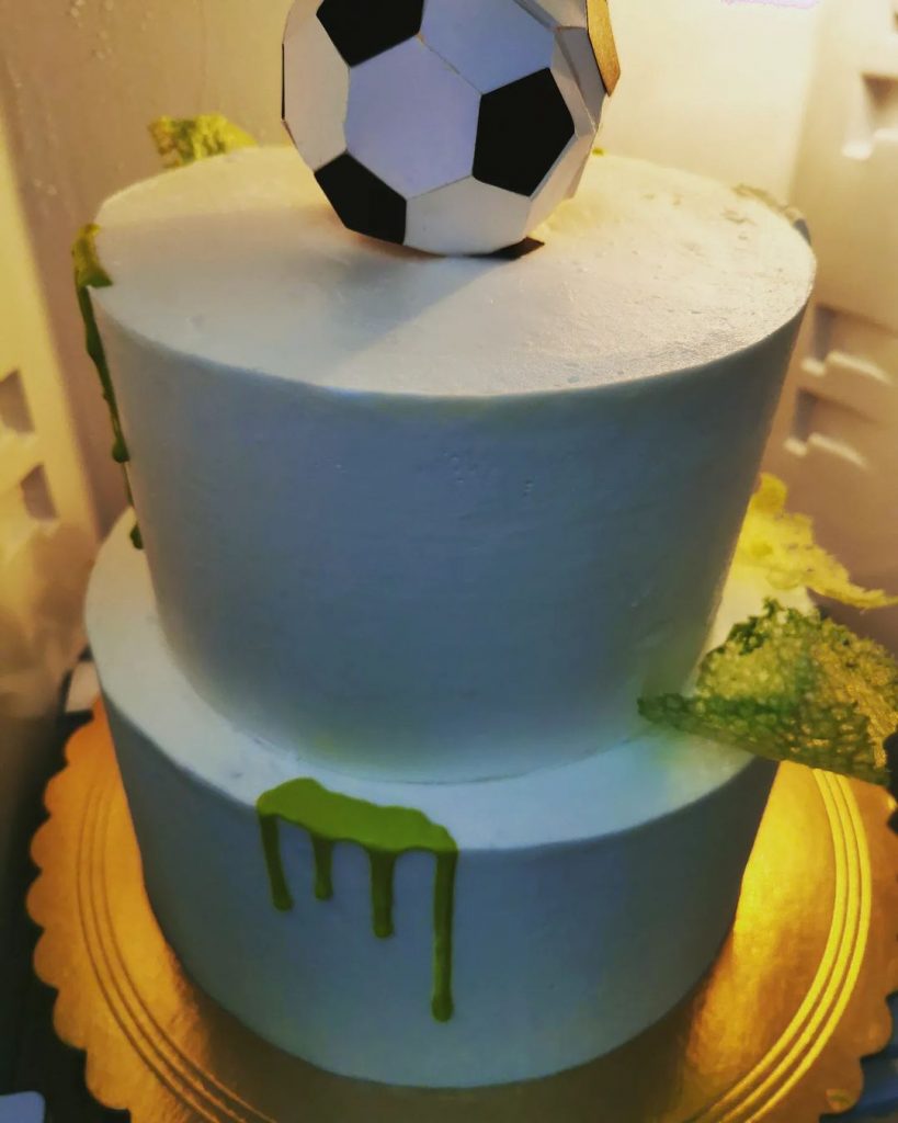 Tiago, o filho de Cristina Ferreira, completa hoje 14 anos e a apresendora decidiu surpreendê-lo com um bolo especial, feito por Marco Costa.