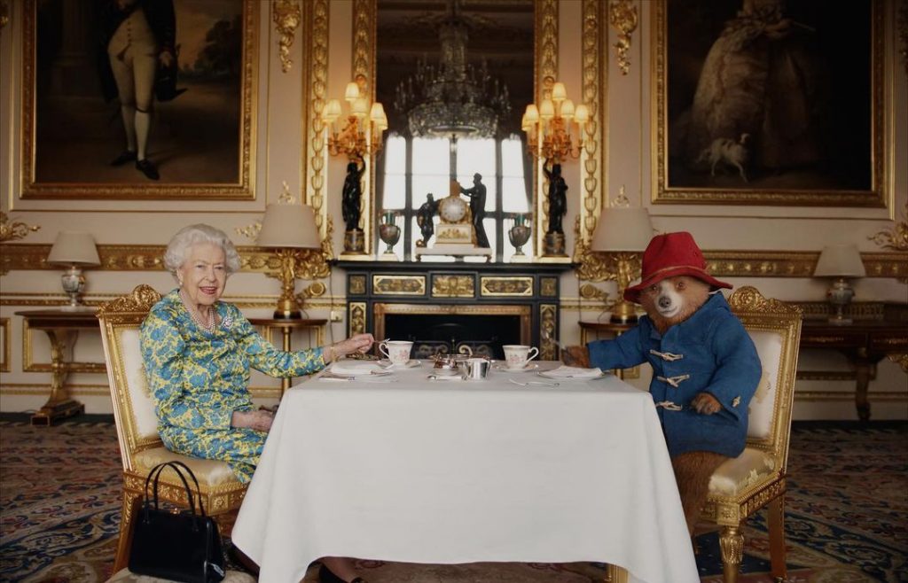 A rainha Isabel II surpreendeu com um vídeo especial, transmitido no arranque da Platinum Party, em que surge a beber chá com o urso Paddington.