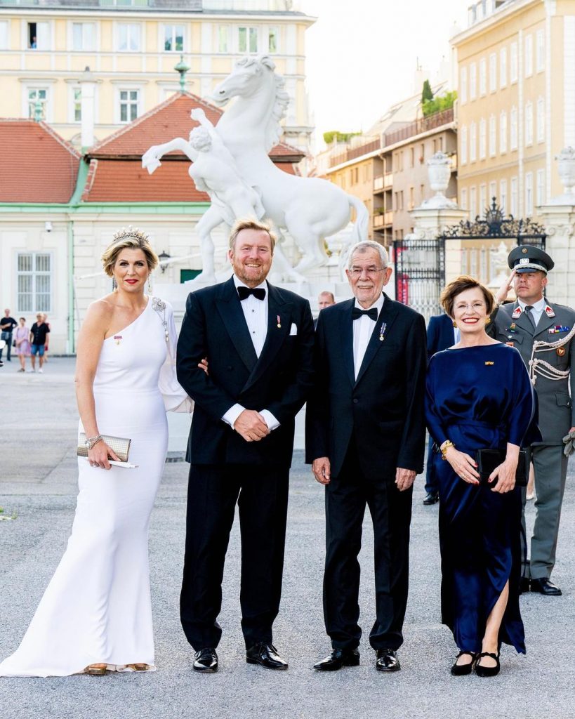A rainha Maxima da Holanda usou um vestido branco comprido digno de noiva num jantar de gala na Áustria.