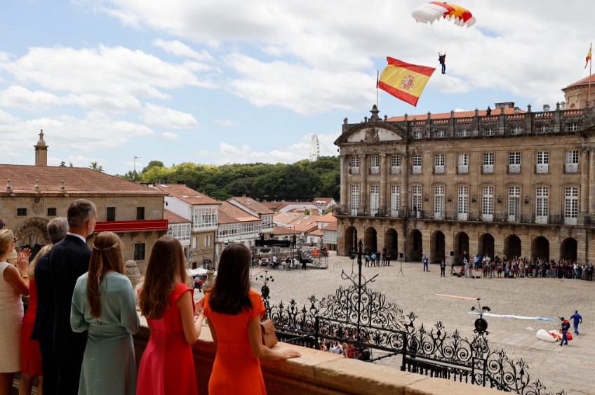 Reis Felipe VI e Letizia em Santiago Compostela, com as filhas Leonor e Sofía