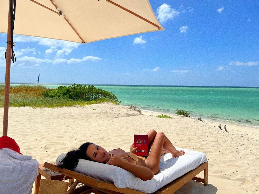 De férias nas ilhas Turcas e Caicos, deslumbra em biquíni na internet