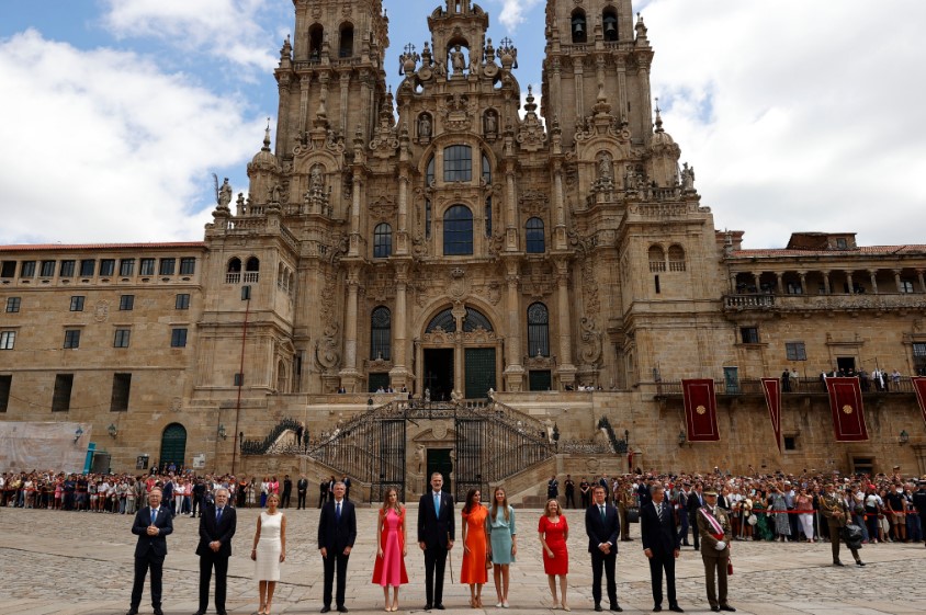 Reis Felipe VI e Letizia em Santiago Compostela, com as filhas Leonor e Sofía