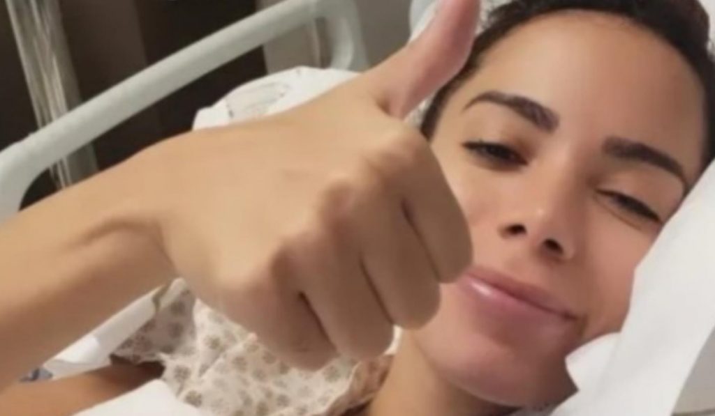 Anitta já saiu do hospital após operação. A cantora revelou aos fãs que a cirurgia para tratamento da endometriose correu bem e deixa alerta.