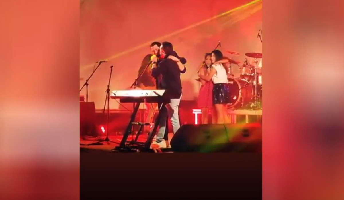 Bernardo Sousa e Bruna Gomes surpreenderam David Antunes em palco num espetáculo na Moçarria, Santarém. O casal subiu ao palco e cantou.