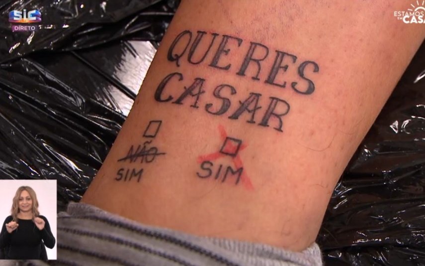 Débora Monteiro foi pedida em casamento em direto com uma tatuagem