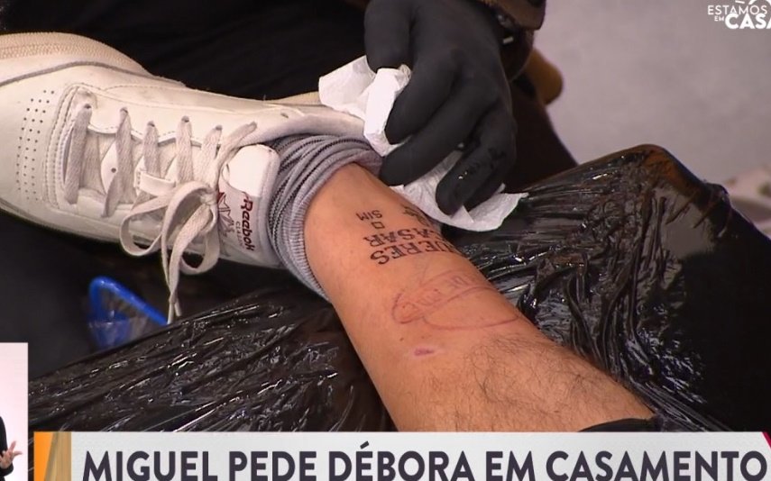 Débora Monteiro foi pedida em casamento em direto com uma tatuagem