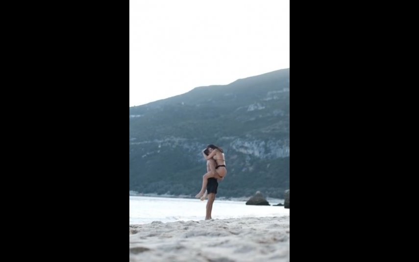 Jéssica Nogueira e Ricardo Oliveira mostram-se muito apaixonados. O casal surpreendeu os fãs com um vídeo escaldante na praia!