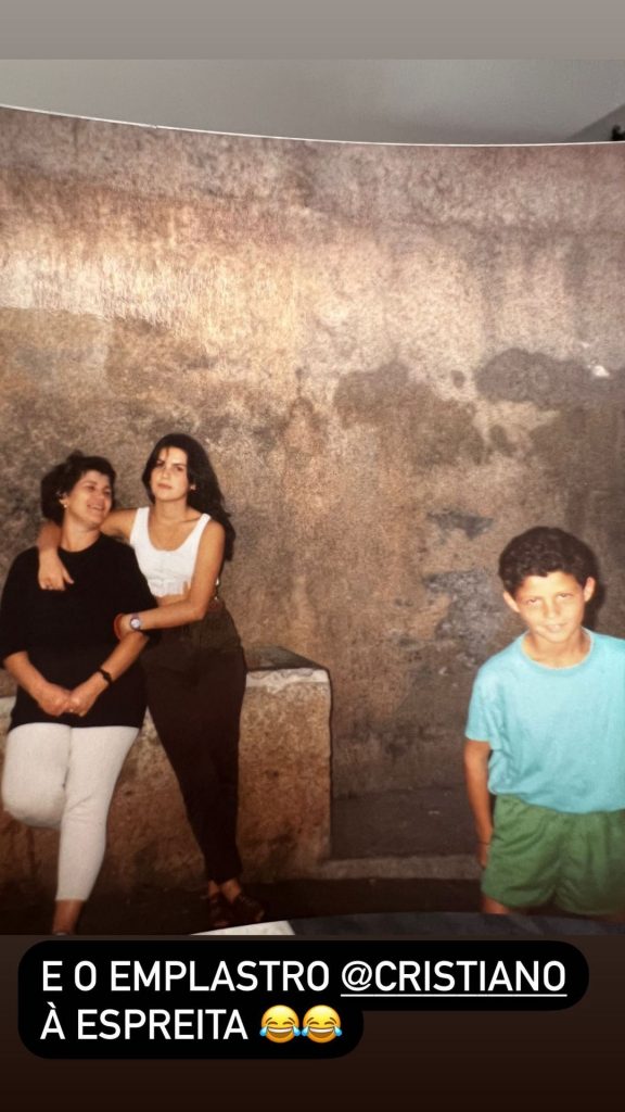Katia Aveiro está no Algarve com a família e decidiu agora partilhar um registo fotográfico bastante antigo. A surpresa é que tanto a mãe, Dolores Aveiro, como o irmão, Cristiano Ronaldo, apareceu! Veja tudo