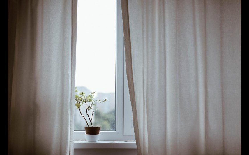 Use cortinas para vedar a entrada dos raios solares na casa, mantenha-as fechadas, principalmente nas horas de maior calor
