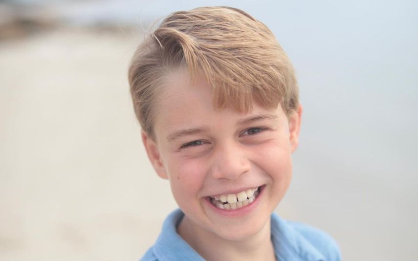 O príncipe George, filho mais velho do príncipe William e de Kate Middleton, comemora hoje, dia 22 de julho, nove anos de idade! Os duques assinalaram a data com um novo retrato oficial do menino.