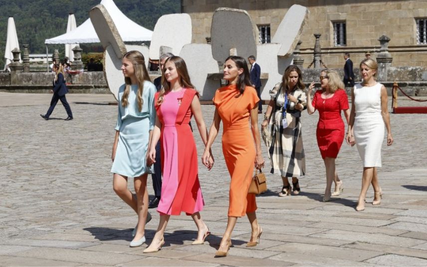 A rainha Letizia e as filhas, Leonor e Sofía, surpreenderam com looks chamativos e arrojados em Santiago de Compostela.