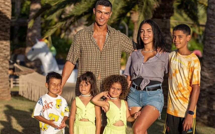 O futuro de Cristiano Ronaldo continua incerto. Não se sabe que clube representará, mas os filhos estão inscritos num colégio em Lisboa.