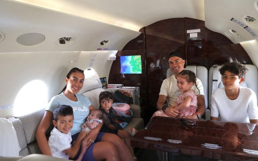Georgina Rodríguez e Cristiano Ronaldo foram pais da pequena Bella Esmeralda no dia 18 de abril. Apesar de manterem a menina longe dos holofotes, neste domingo, 7 de agosto, Gio partilhou uma foto rara da pequena.