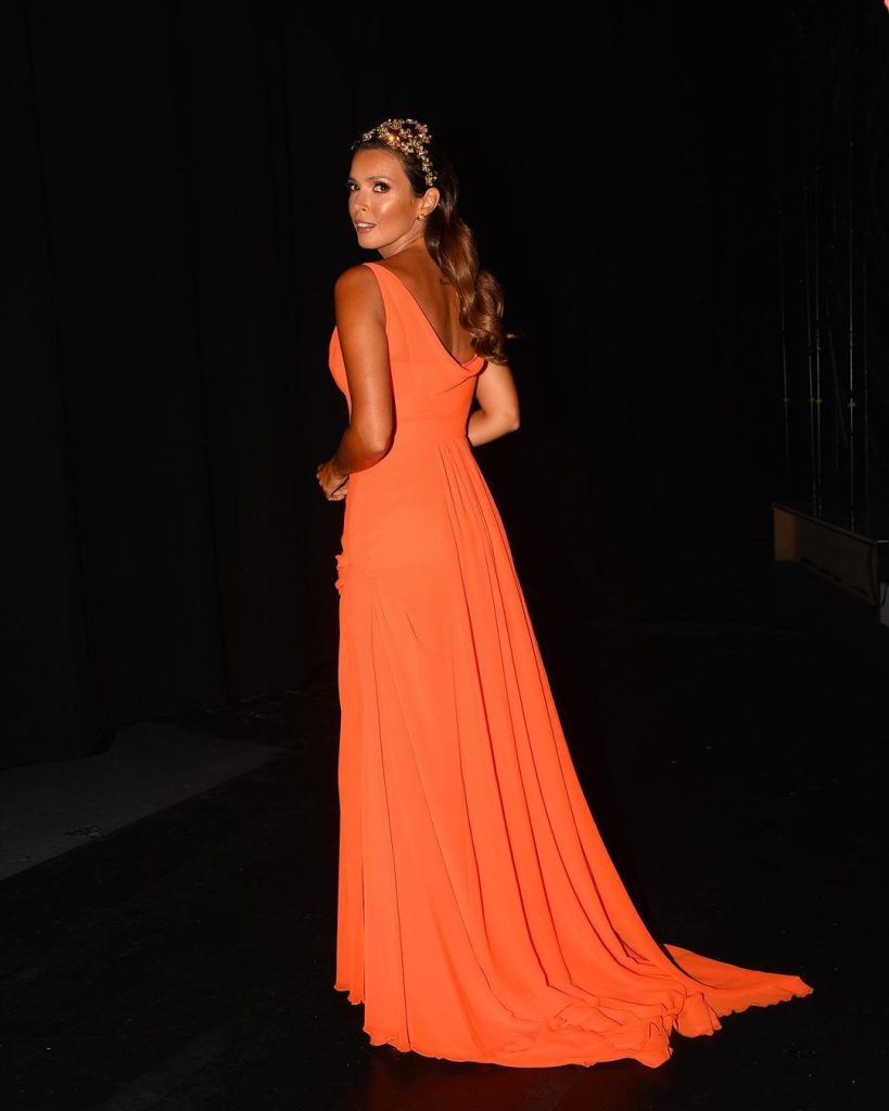 Maria Cerqueira Gomes voltou a dar que falar pela escolha do look na gala de Uma Canção Para Ti, da TVI. A apresentadora usou um vestido laranja que faz parte de uma coleção de damas de honor.