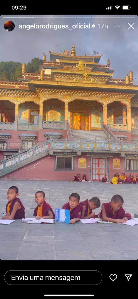 Ângelo Rodrigues aceitou um novo desafio e está a viver num templo, perto de Katmandu, com 150 monges. O ator tem partilhado alguns registos nas redes sociais.