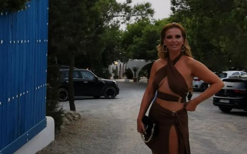 Cristina Ferreira está de férias em Ibiza. A apresentadora da TVI mostra-se num fato de banho preto super decotado e hiper cavado.
