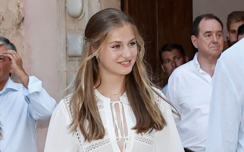 A princesa Leonor chamou à atenção com o look escolhido para as férias em Palma de Maiorca. O colar especial não passou despercebido.