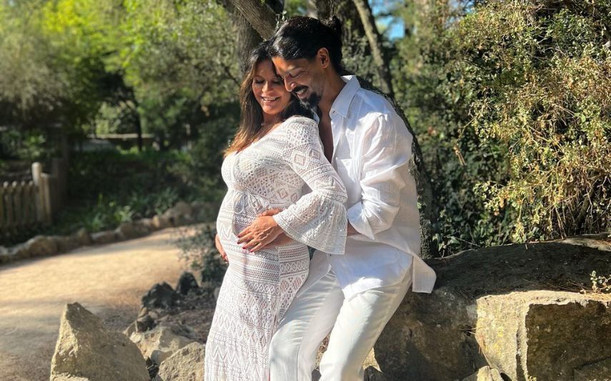 Carla Baía anuncia gravidez aos 50 anos. A relações-públicas vai ser mãe ao lado do designer de interiores Rahim Samcher.