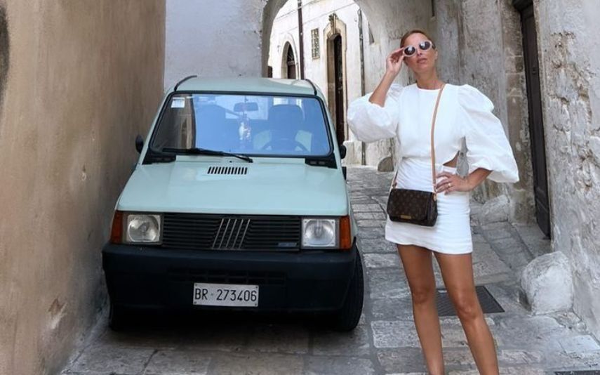 Cristina Ferreira mostrou os seus dotes de condução nas ruas de Ostuni, em Itália. A patroa da TVI está a passar uns dias de férias na companhia da amiga Catarina Duarte.