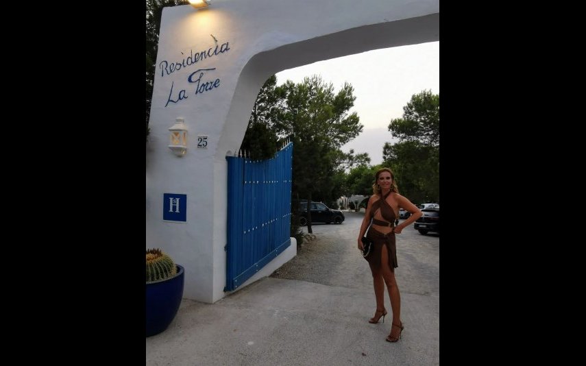 Cristina Ferreira continua a aproveitar as férias e voou até Ibiza, onde deslumbrou logo na primeira noite com um vestido hiper reduzido.