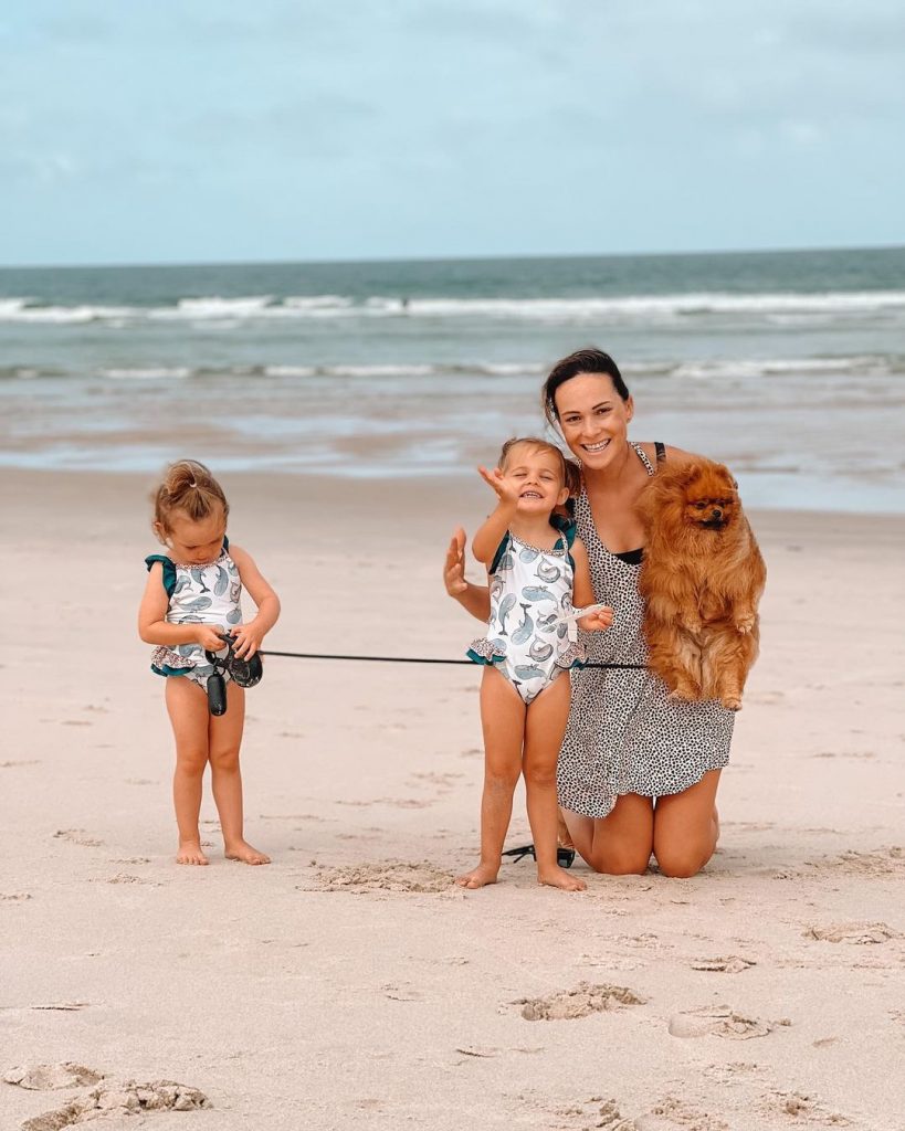 Helena Costa com as suas filhas gémeas, Maria do Mar e Mercedes