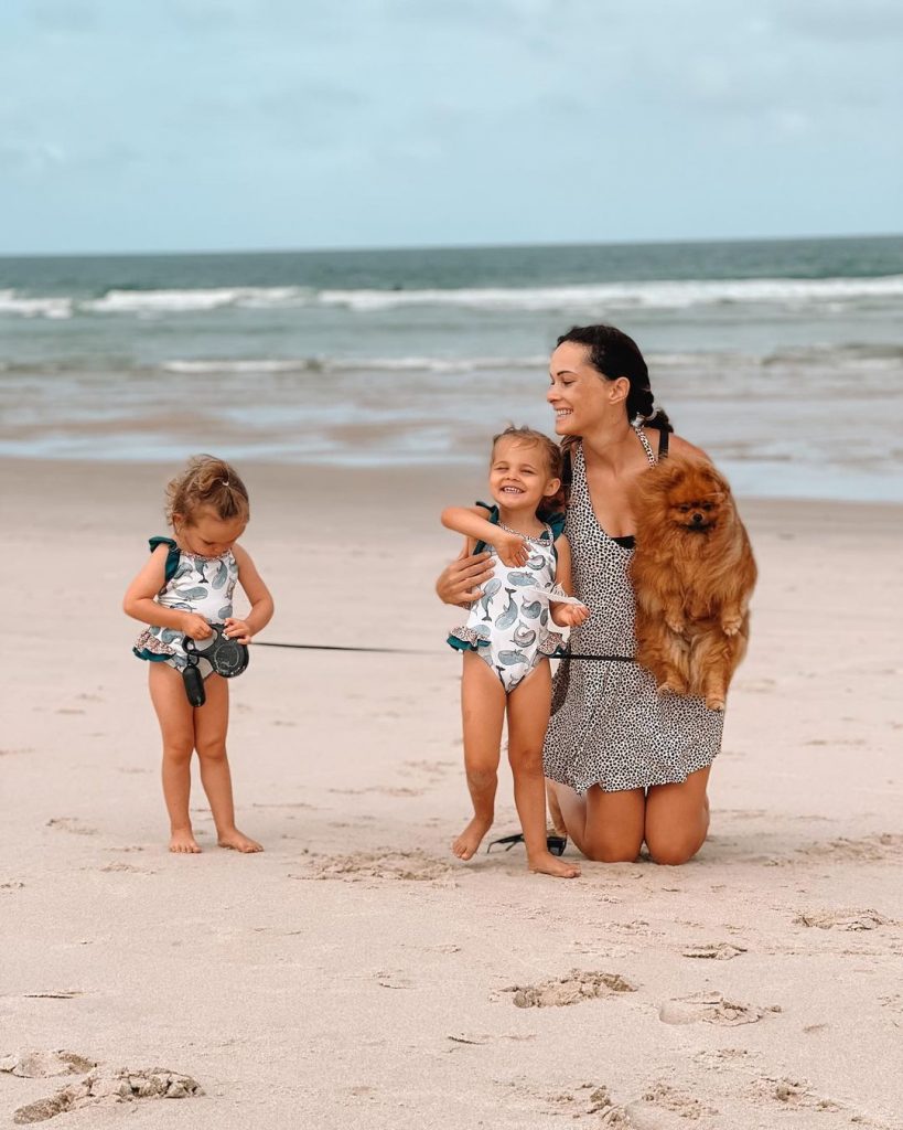 Helena Costa com as suas filhas gémeas, Maria do Mar e Mercedes