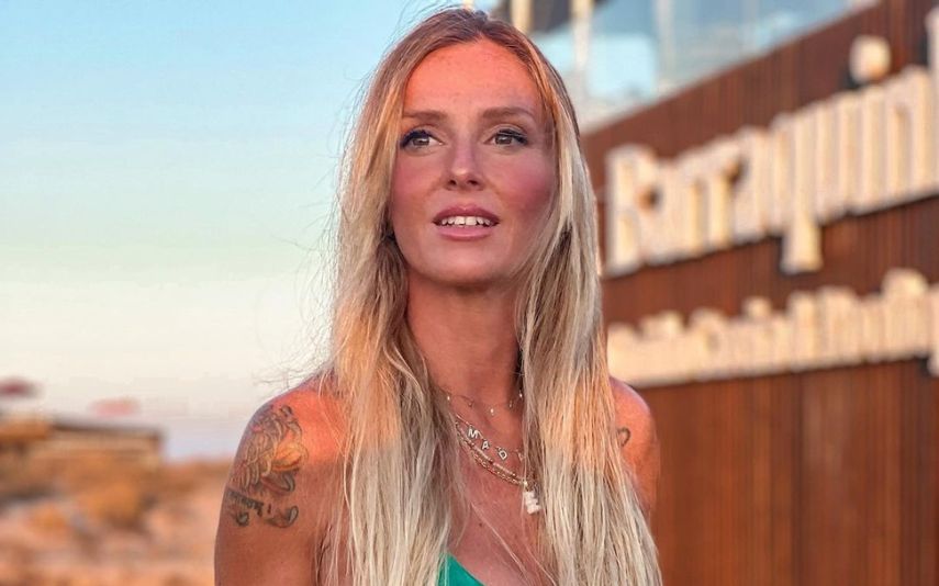 Madalena Abecasis tem conquistado o mundo digital e já todas as pessoas conhecem a "Tia Lena". A influenciadora digital, de 40 anos, tem desfrutado de banhos de sol na Praia Verde, em Castro Marim, no Algarve.