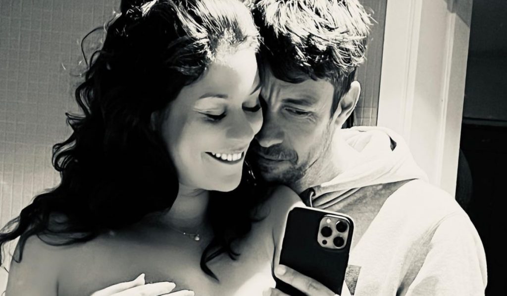 Paulo Vintém tem partilhado alguns registos fotográficos com a filha, Aurora, fruto da sua relação com Marta Melro, nascida dia 1 de agosto. "Amor incondicional", escreveu na última partilha de um momento amoroso.