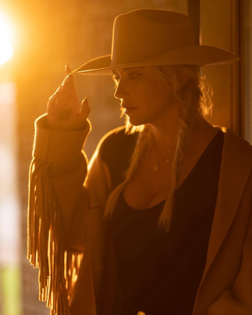 Kesha incendiou a Internet ao posar em topless, com um chapéu de cowboy. Veja as fotos ousadas partilhadas pela cantora.