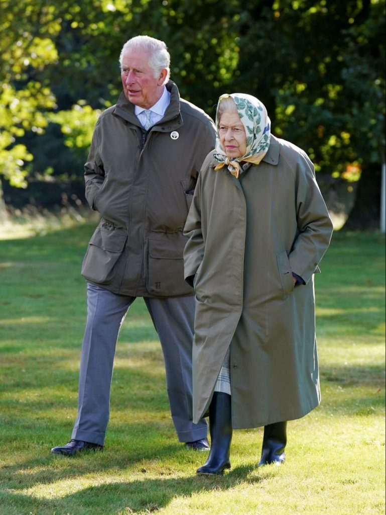 Após a morte da rainha Isabel II, o príncipe Carlos assume a Coroa de Inglaterra e passa a ser tratado por rei Carlos III.