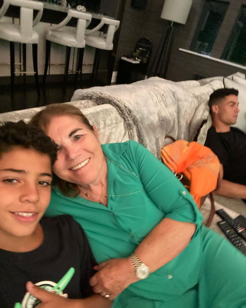 Dolores Aveiro está no Reino Unido com o filho, Cristiano Ronaldo, e com os netos