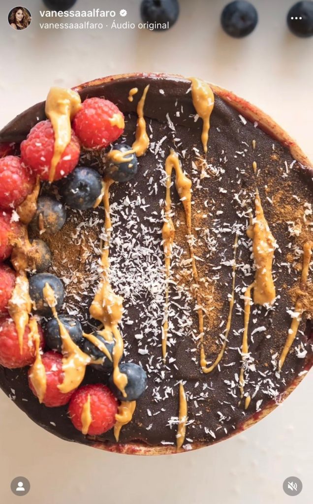Smoothie de frutos vermelhos e cobertura de chocolate: A receita de Vanessa Alfaro "de comer e chorar por mais"
